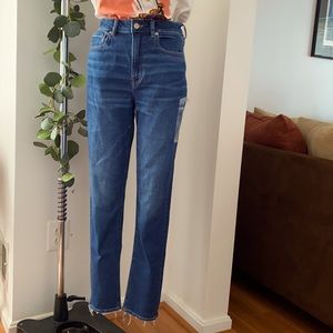 AMERICAN EAGLE MOM JEANS
